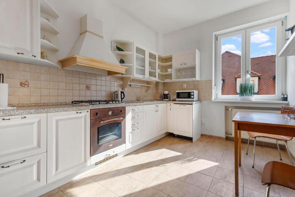 Exclusive Apartment In Centre Bratislava Luaran gambar
