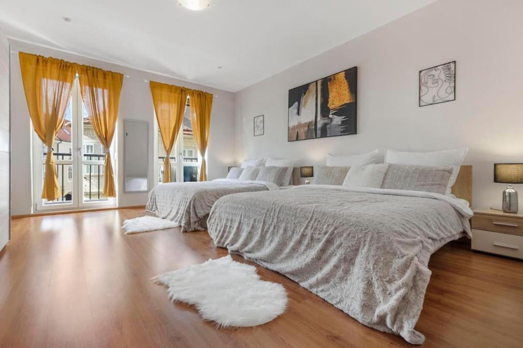 Exclusive Apartment In Centre Bratislava Luaran gambar