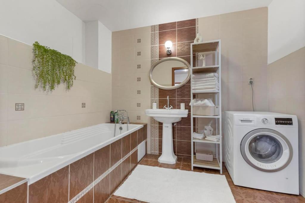 Exclusive Apartment In Centre Bratislava Luaran gambar